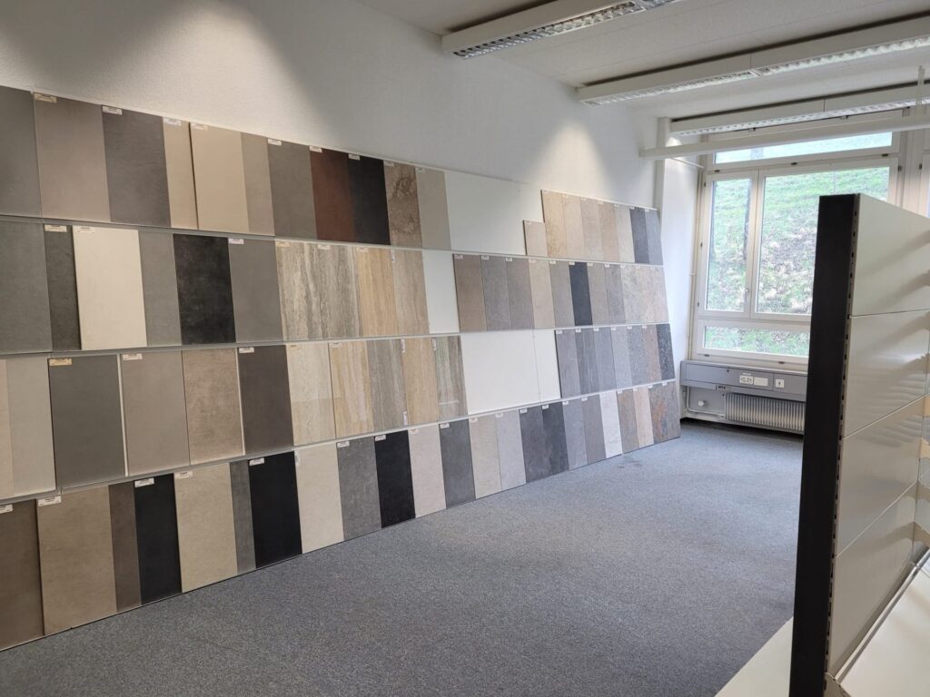 Ausstellung Obfelden – Wand mit Keramikplatten